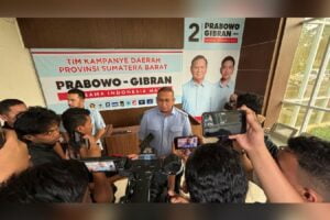 Ketua Tim Kampanye Daerah (TKD) Prabowo-Gibran di Sumatera Barat (Sumbar), H Andre Rosiade memaparkan hasil Pilpres 2024 di Sumbar kepada awak media, Kamis (15/2/2024) siang. (Foto: Dok. Tim AR)