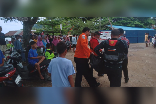 Tim SAR Gabungan mengevakuasi remaja yang ditemukan meninggal dunia di kawasan Pulau Pagang, Kabupaten Pesisir Selatan (Pessel) pada Selasa (20/2/2024) siang. (Foto: Dok. Basarnas)