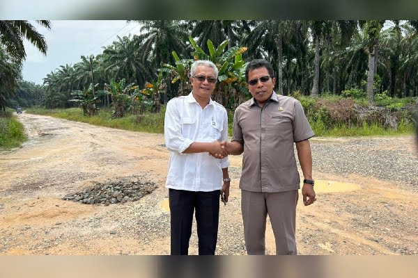 PTPN IV Regional 4 Jambi mengirim 40 Kubik batu split atau batu pecah untuk perbaikan jalan poros di Desa Tanjung Harapan, Kecamatan Sungai Bahar, Kabupaten Muaro Jambi, Provinsi Jambi. Terlihat di foto Kabag TJSL, Ben Faisal dan Kades setempat, Marwoto. (Foto: Dok. PTPN)