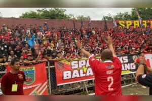Penasihat Semen Padang FC, H Andre Rosiade menyapa para suporter dan pendukung tim pasca kemenangan atas Persiraja Banda Aceh dengan skor 1-0 pada Sabtu (3/2/2024) sore. (Foto: Dok. Tim AR)