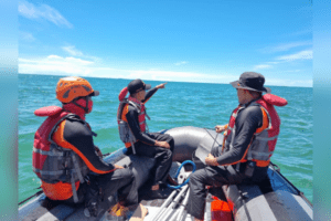 Pencarian satu orang yang hilang usai dihantam ombak saat mendorong perahu di perairan Muaro Anai, Kabupaten Padang Pariaman. (Foto: Dok. Basarnas)