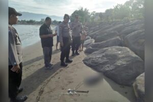 Penemuan mayat bayi perempuan di Pantai Muaro Ulak Karang menggemparkan warga setempat pada Kamis (8/2/2024) pagi. (Foto: Dok. Polsek Padang Utara)