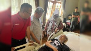 Dirut PT Semen Padang Indrieffouny Indra (paling kiri) membezuk E.H.Nizar Dt Kayo ketika sakit di rumahnya, Perumahan Palimo Indah, Padang, Minggu (11/3/2014). (dok. istimewa)