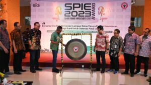 Dirut Semen Padang Indrieffouny Indra tutup SPIE 2023. (dok. Humas)
