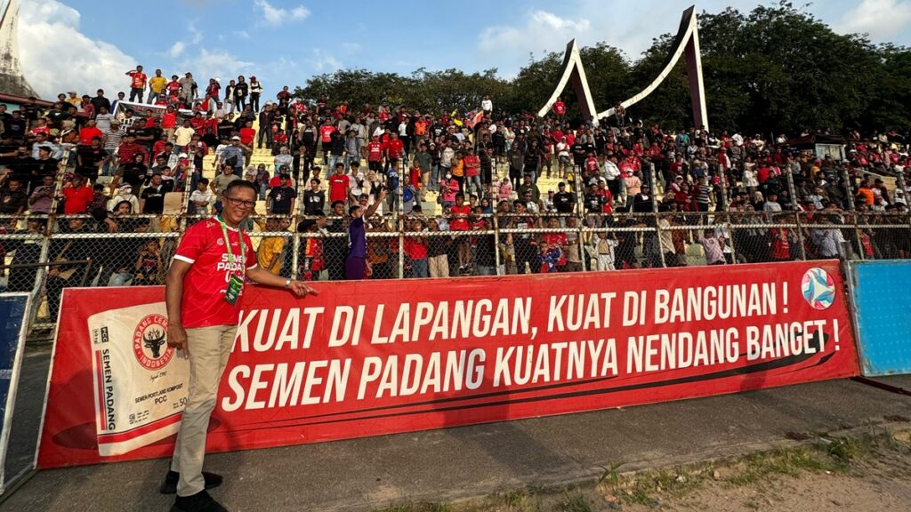 Dirut Semen Padang Indrieffouny Indra bersama pendukung tim Kabau Sirah. (dok. istimewa)