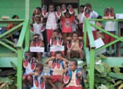 Telkomsel Salurkan Ratusan Pasang Sepatu Hasil Donasi Poin Pelanggan ke Papua