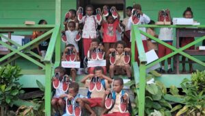 Sebagai bagian dari program "Sambungkan Senyuman", Telkomsel telah menyerahkan ratusan pasang sepatu hasil donasi penukaran Telkomsel Poin dari 39 ribu pelanggan kepada sejumlah pelajar yang membutuhkan di sejumlah sekolah di sekitar Jayapura, Timika, dan Sorong. (dok. Telkomsel)
