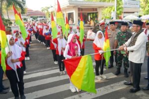 Wali Kota Padang, Hendri Septa melepas pawai Hizbul Wathan dari rumah dinas, Jumat (1/3/2024) pagi. (Foto: Dok. Prokopim)