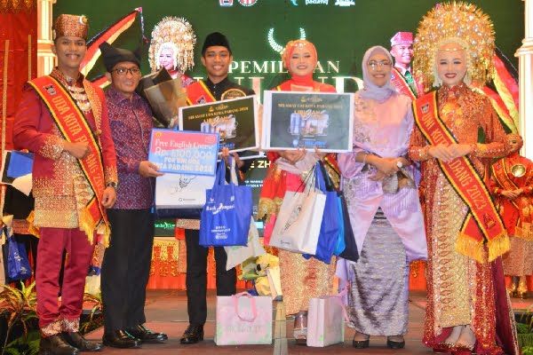 Uda dan Uni Duta Wisata Kota Padang tahun 2024 resmi terpilih. Mereka diharapkan berkontribusi nyata terhadap kemajuan pariwisata dan ekonomi kreatif Kota Padang. (Foto: Dok. Prokopim)