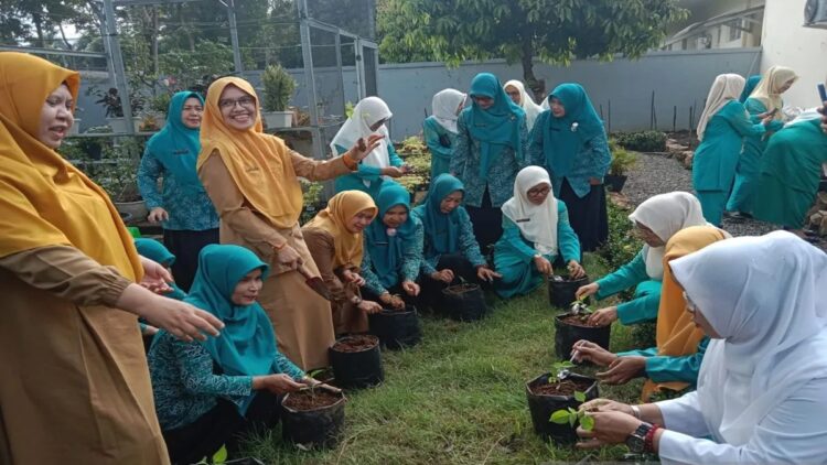 Pengurus TP-PKK Agam sedang menanam bibit cabai di halaman belakang rumah Dinas Bupati Agam, Senin (4/3). Dok Antara/Yusrizal