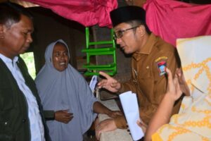Momen haru warga Bungus Teluk Kabung yang menerima program Semata dan bedah rumah dari Pemko Padang. (Foto: Dok. Prokopim)