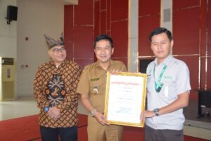 Wakil Wali Kota (Wawako) Padang, Ekos Albar menyerahkan penghargaan kepada salah satu pelaku usaha di Ibukota Sumbar tersebut. (Foto: Dok. Prokopim)