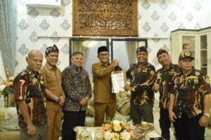 Wali Kota Padang, Hendri Septa bertemu dengan perwakilan masyarakat Sunda yang berdomisili di Ibukota Provinsi tersebut. (Foto: Dok. Prokopim)