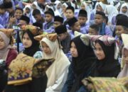 Momen Peserta Didik SMP 34 Padang Unjuk Kebolehan “Makan Bajamba”