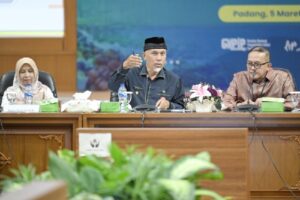 High Level Meeting (HLM) TPID Sumbar yang dengan fokus bahasan Strategi Pengendalian Inflasi Menjelang Ramadan dan Idul Fitri 1445 Hijriah di Kantor Perwakilan Bank Indonesia (BI) Provinsi Sumbar. (Foto: Dok. Adpim)