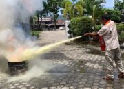 Damkar Padang Latih Masyarakat Padamkan Api