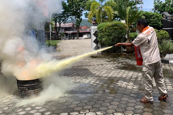 Simulasi pemadaman api kepada masyarakat. (Foto: Dok. Dinas Damkar Padang)