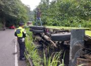 Hindari Kendaraan dari Arah Berlawanan, Truk Rebah Kuda di Jalan Padang-Padang Panjang