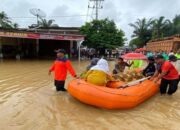 Hendak Dikebumikan, Jenazah Terpaksa Dievakuasi lewati Genangan Banjir di Pasbar