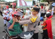 Edukasi Tertib Berlalu Lintas, Polres Pasbar Bagi Helm Gratis ke Pengendara