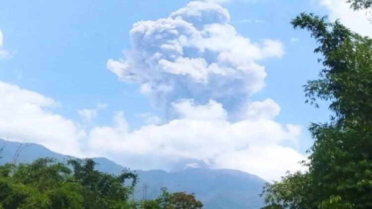 Erupsi Gunung Marapi setinggi 1.000 meter. Letusan ini menjadi yang pertama di Ramadan tahun ini setelah sebelumnya aktivitas gunung itu sempat menurun dalam lima hari terakhir (Antara/Al Fatah)