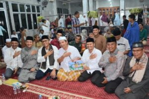 Penyerahan dana hibah kepada Masjid Iqra Alai Parak Kopi, Kecamatan Padang Utara dalam Safari Ramadan Pemko Padang, Jumat (15/3/2024) malam. (Foto: Dok. Prokopim)
