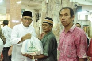 Wali Kota Padang, Hendri Septa menyerahkan paket sembako dalam program 'Ramadan Berbagi'. Program tersebut telah memasuki tahun ke empat. (Foto: Dok. Prokopim)