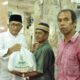 Wali Kota Padang, Hendri Septa menyerahkan paket sembako dalam program 'Ramadan Berbagi'. Program tersebut telah memasuki tahun ke empat. (Foto: Dok. Prokopim)
