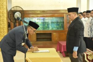 Wali Kota Padang, Hendri Septa resmi melantik Dirut Perumda PSM yang baru, Alvino Martha pada Senin (18/3/2024) pagi di Palanta Wali Kota. (Foto: Dok. Prokopim)