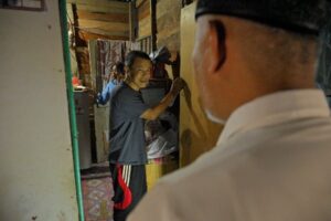 Seorang warga Kabupaten Solok bernama Hatta Yandri mendapatkan bantuan rehab rumah usai menceritakan kondisi kehidupannya yang miris ke Gubernur Sumbar, Mahyeldi. (Foto: Dok. Adpim)