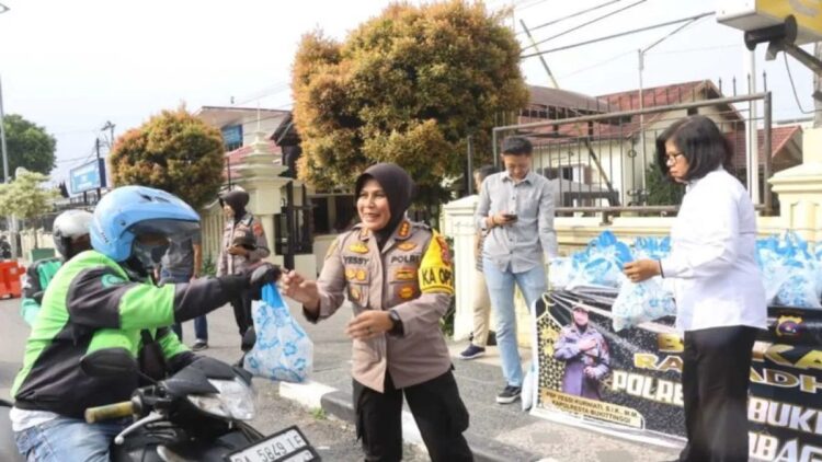 Kapolresta Bukittinggi, Kombespol Yessi Kurniati saat memberikan takjil gratis kepada pengendara. Polresta Bukittinggi merutinkan pembagian takjil selama Ramadan kepada Ojol dan warga (Antara/Al Fatah)