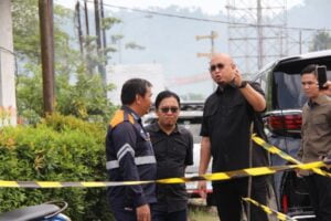 Andre Rosiade meninjau pengaspalan sementara jalur kereta api yang diduga menjadi penyebab kemacetan di Kasang dan Pasar Usang, Kabupaten Padang Pariaman. (Foto: Dok. Tim AR)