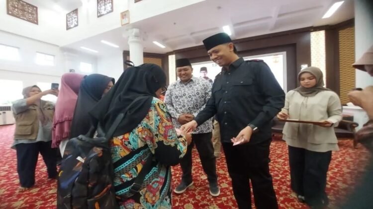 Wali Kota Bukittinggi Erman Safar saat menyerahkan bantuan sosial kepada warga beberapa waktu lalu. (Antara/Altas Maulana)