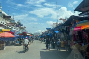 Kondisi jalanan di Pasar Raya Padang yang terganggu dengan keberadaan Pedagang Kaki Lima (PKL). (Foto: Dok. Istimewa)