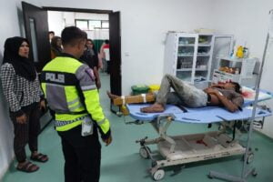 Anggota DPRD Kota Padang Panjang, Mahdelmi dan empat orang lainnya mengalami kecelakaan tunggal pada Minggu (31/3/2024) siang. Polisi menduga Mahdelmi berkendara dalam keadaan mengantuk. (Foto: Dok. Polres Padang Panjang)