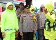 Tinjau Lokasi Banjir, Kapolda Sumbar Instruksikan Jajaran Turun Tangan Bantu Warga