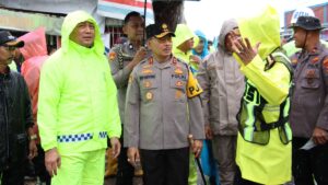 Kapolda Sumbar, Irjen Pol Suharyono kunjungi lokasi banjir di Padang. (dok. Bidhumas)