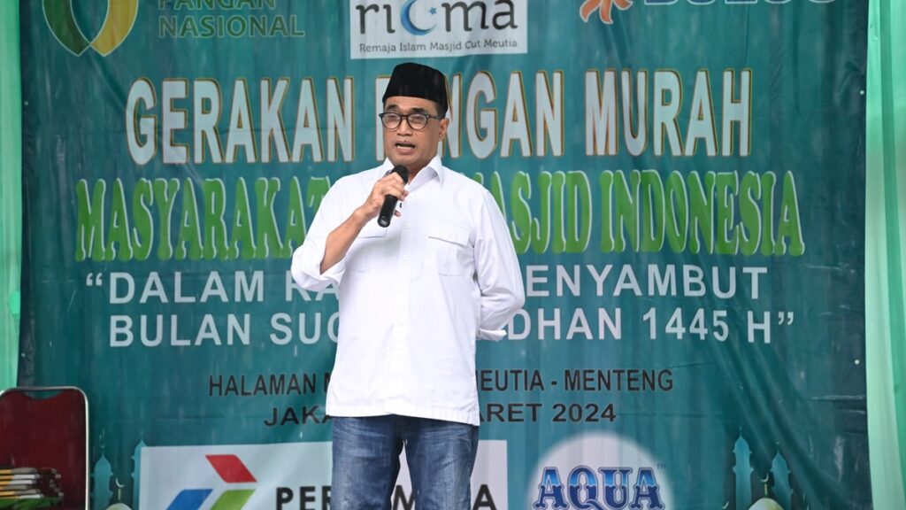 Menhub Budi Karya Sumadi saat menghadiri kegiatan sosial Pasar Sembako Murah. (Foto: Kemenhub)