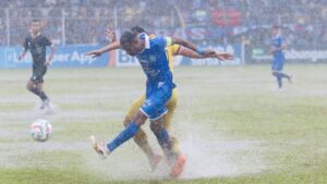 PSBS Biak vs Semen Padang FC main di tengah guyuran hujan. (dok. Kompas)