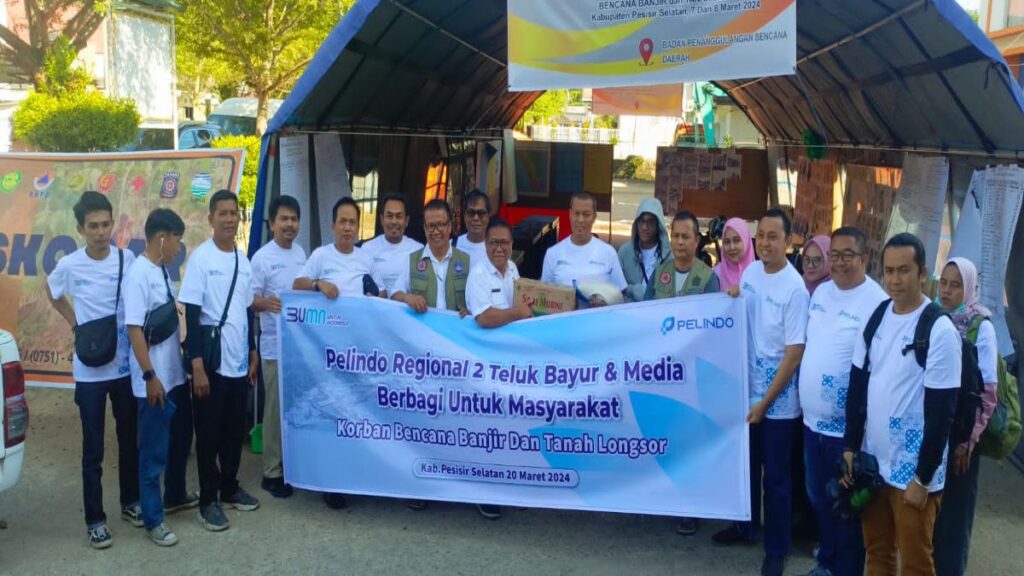 Pelindo Teluk Bayur serahkan bantuan untuk bencana di Pessel. (dok. istimewa)