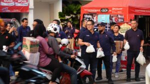 Direktur Sales Telkomsel, Adiwinahyu B. Sigit, berbagi makanan untuk warga sekitar di Jakarta (18/3) yang melintas di jalan menjelang waktu berbuka puasa. (dok.Telkomsel)
