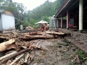 Banjir bandang di Surantiah, Kabupaten Pesisir Selatan. (Foto: Dok. BPBD Pessel)