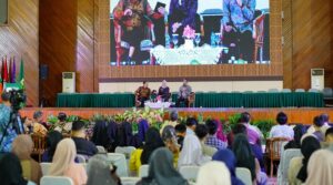 Unand menghadirkan narasumber seperti Ketua MK, Suhartoyo dan Ketua BPK RI, Isma Yatun memotivasi generasi muda calon wisudawan-wisudawati di kampus tersebut. (Foto: Dok. PPID Unand)
