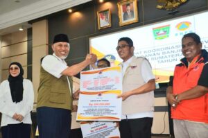 Gubernur Sumbar, Mahyeldi menyerahkan bantuan kebencanaan dari BNPB kepada Wali Kota Padang, Hendri Septa. (Foto: Dok. Prokopim)