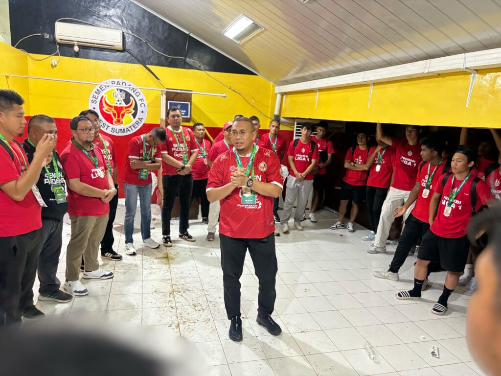 Penasihat Semen Padang FC (SPFC) Andre Rosiade memotivasi para pemain sebelum laga. (Foto: Dok. Tim AR)