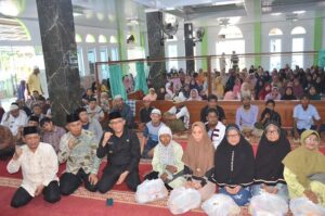 Wali Kota Padang, Hendri Septa memberikan paket sembako kepada para mustahik di kawasan Padang Selatan. (Foto: Dok. Prokopim)