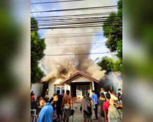 Kebakaran di kawasan Lubuk Buaya pada Rabu (13/3/2024) sore atau jelang waktu berbuka puasa. (Foto: Dok. Dinas Damkar Padang)