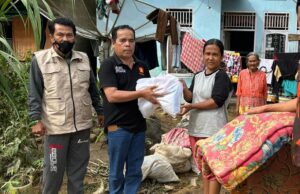 Penyerahan bantuan sembako oleh Anggota DPR RI asal Sumbar, H Andre Rosiade kepada para korban terdampak banjir di Kabupaten Pesisir Selatan pada Kamis (14/3/2024) siang. (Foto: Dok. Tim AR)