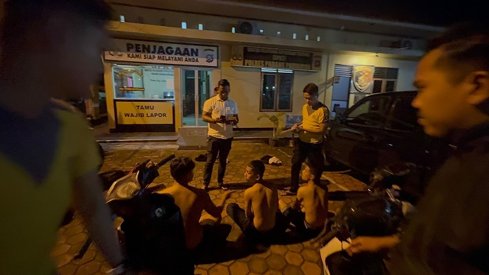 Polisi mengamankan tiga pemuda yang diduga kuat hendak melakukan aksi tawuran di Kayu Tanam pada Jumat (15/3/2024) dini hari. (Foto: Dok. Polres Padang Pariaman)