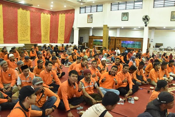 Petugas kebersihan di Kota Padang menghadiri kegiatan berbuka bersama di Rumah Dinas Wali Kota Padang. Pada tahun 2024, mereka akan mendapatkan insentif selama 12 bulan atau satu tahun. (Foto: Dok. Prokopim)